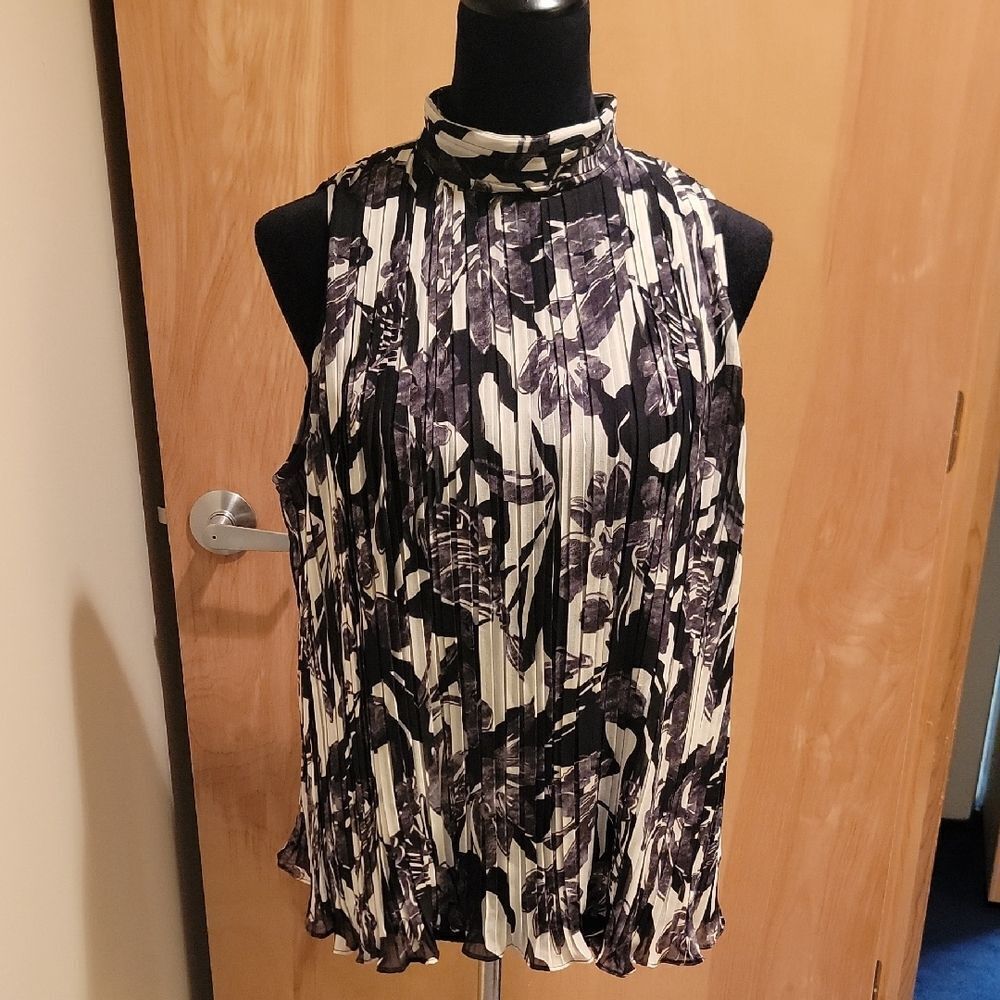 Adrianna Papell Black and White Floral Blouse Sz Med
